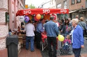 Am SPD-Stand in Dülken: LUKAS SIEBENKOTTEN