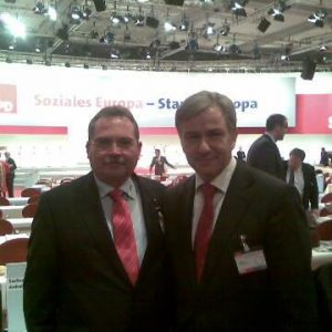 Schiefner trifft den regierenden Berliner Bürgermeister Klaus Wowereit auf der Europadelegiertenkonferenz 2008